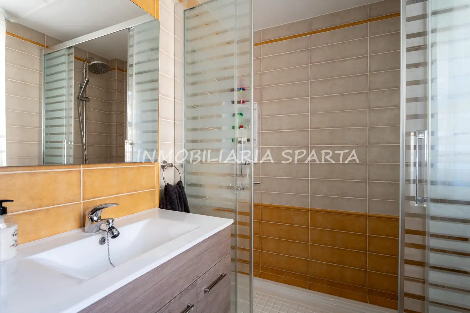 Baño de Casa adosada en venta en Villanueva del Ariscal con Aire acondicionado, Calefacción y Jardín privado