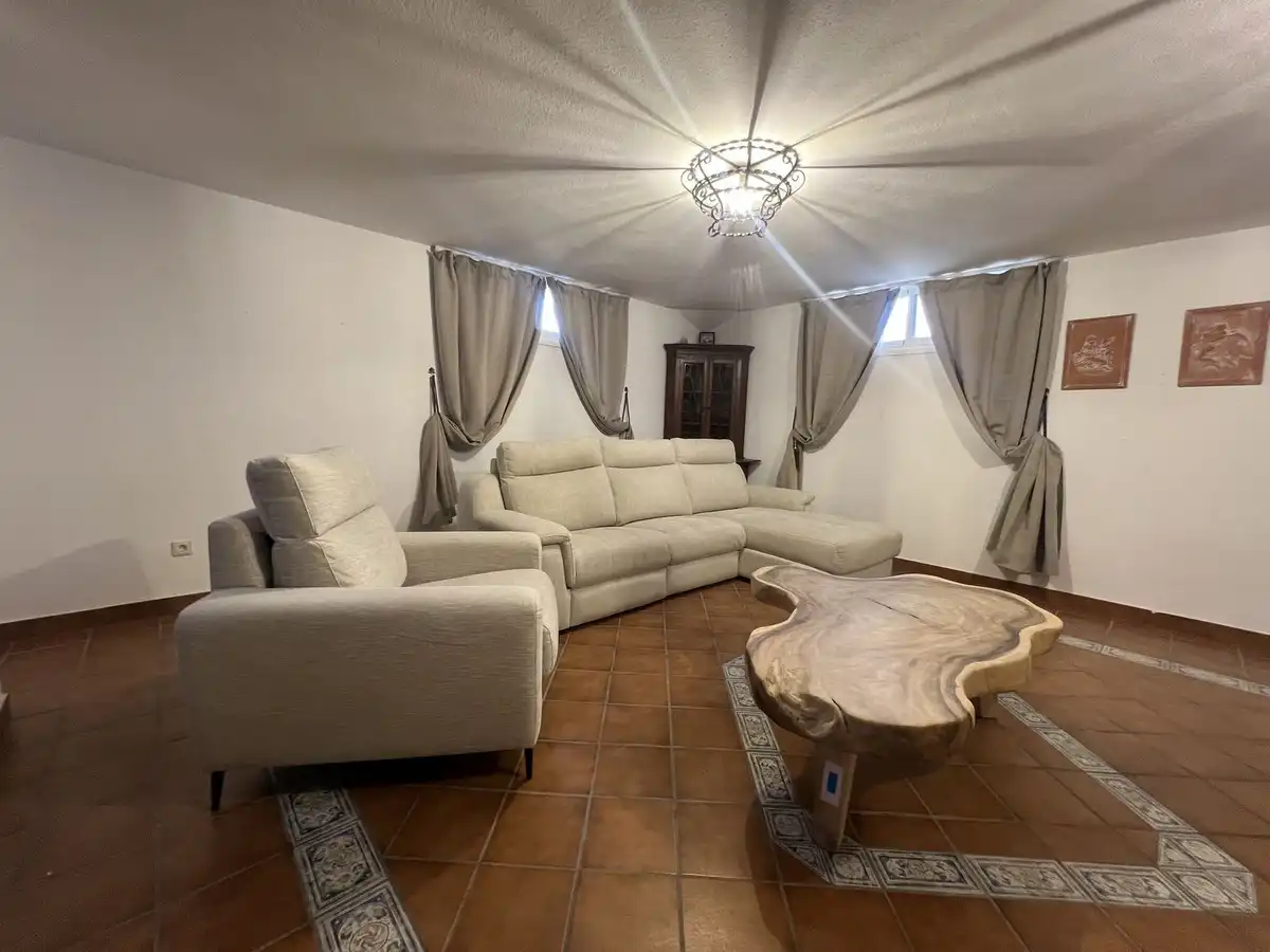 Sala d'estar de Casa adosada en venda en Marbella amb Terrassa i Alarma