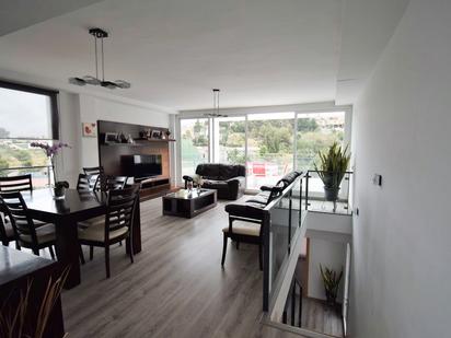 Sala d'estar de Casa o xalet en venda en Chiva amb Aire condicionat, Jardí privat i Terrassa