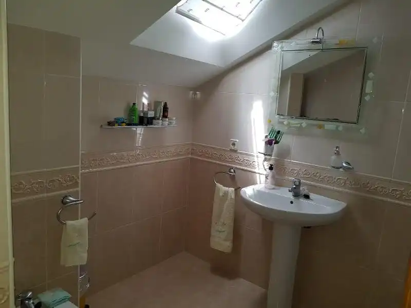 Badezimmer von Maisonette zum Verkauf in Plasencia mit Klimaanlage, Heizung und Privatgarten