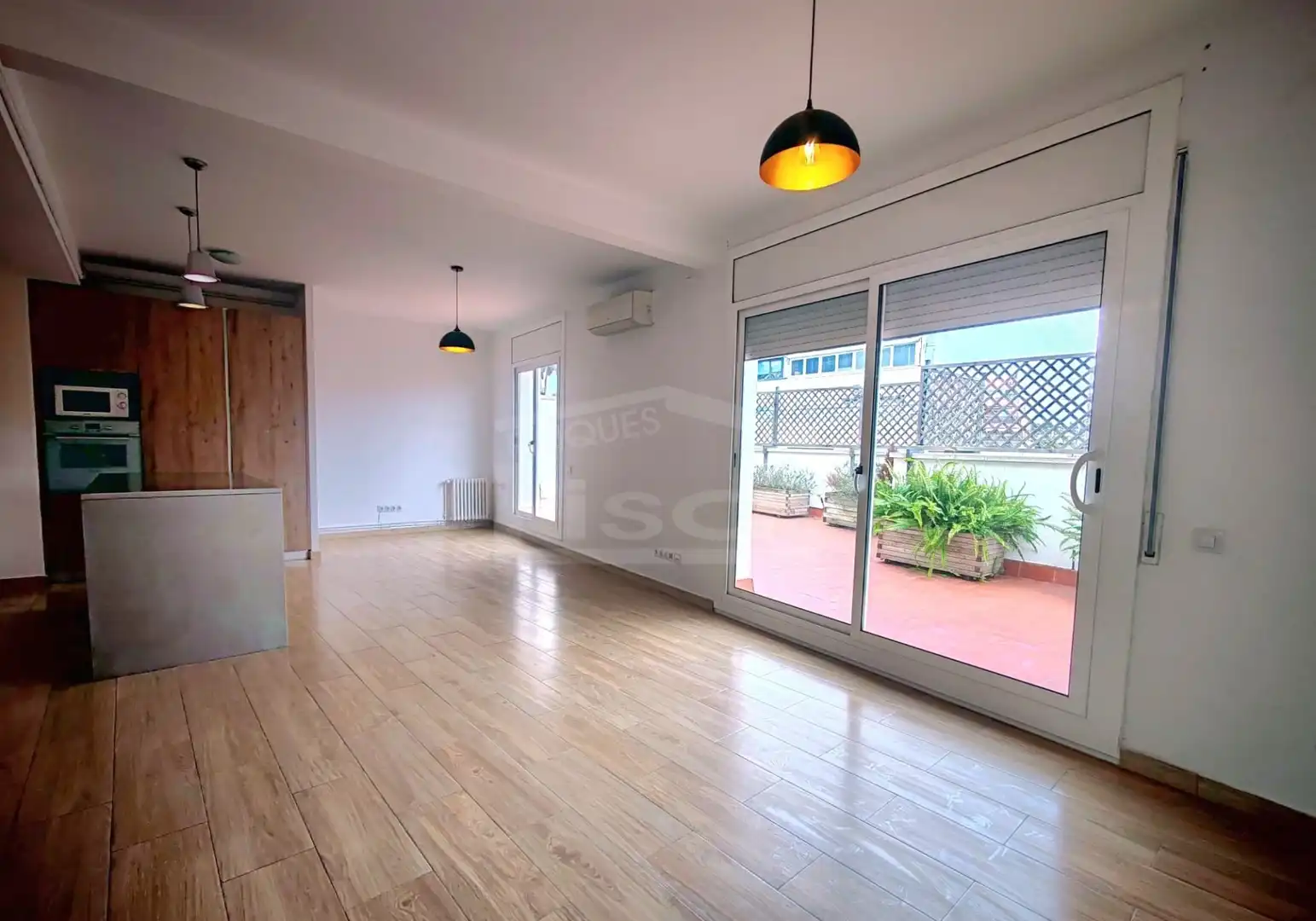 Wohnzimmer von Dachboden zum Verkauf in Barcelona mit Klimaanlage, Heizung und Parkett