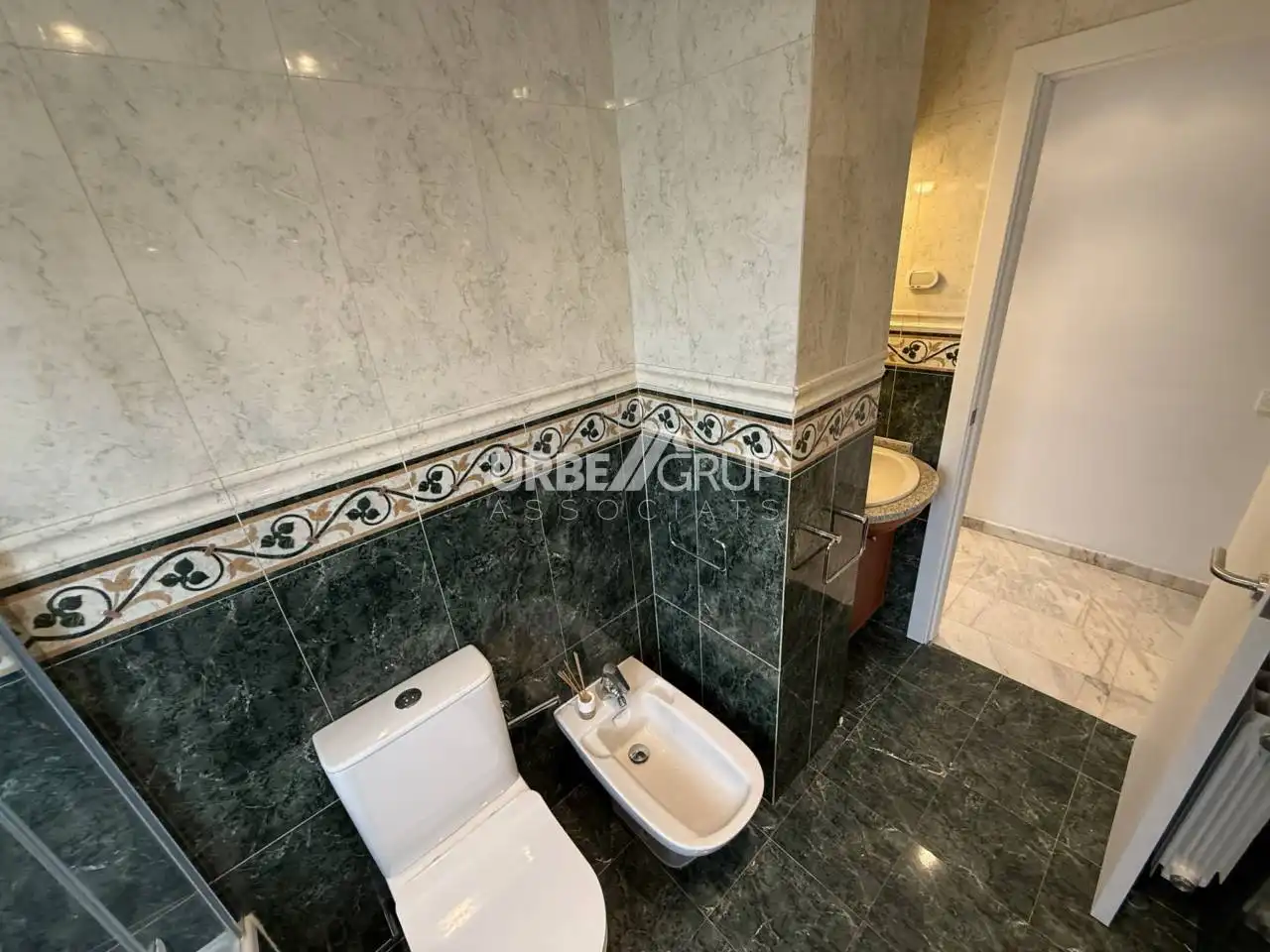 Baño de Dúplex de alquiler en Terrassa con Aire acondicionado, Calefacción y Terraza