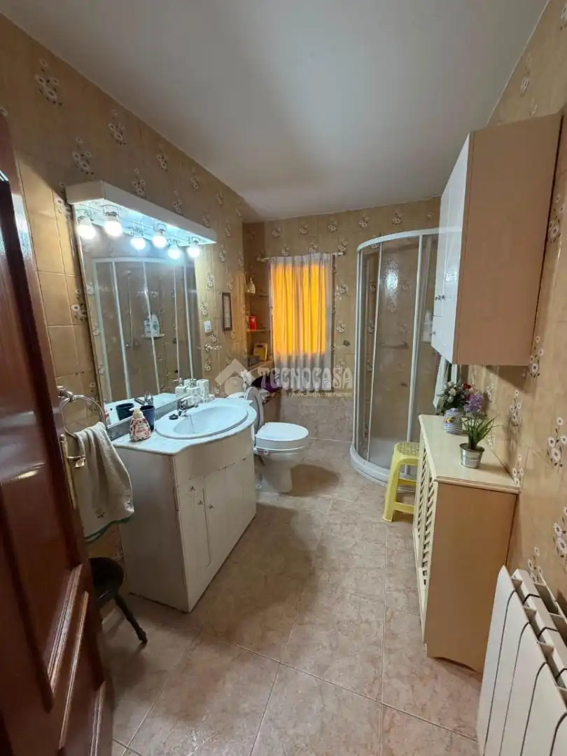 Bathroom of Flat for sale in Madrid