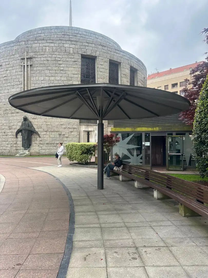 Außenansicht von Wohnung zum Verkauf in Oviedo  mit Heizung, Parkett und Terrasse