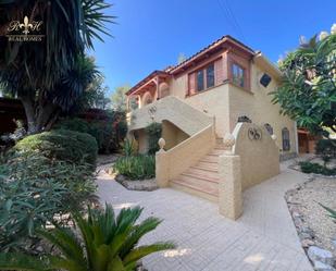 Vista exterior de Casa o xalet de lloguer en L'Alfàs del Pi amb Terrassa i Piscina