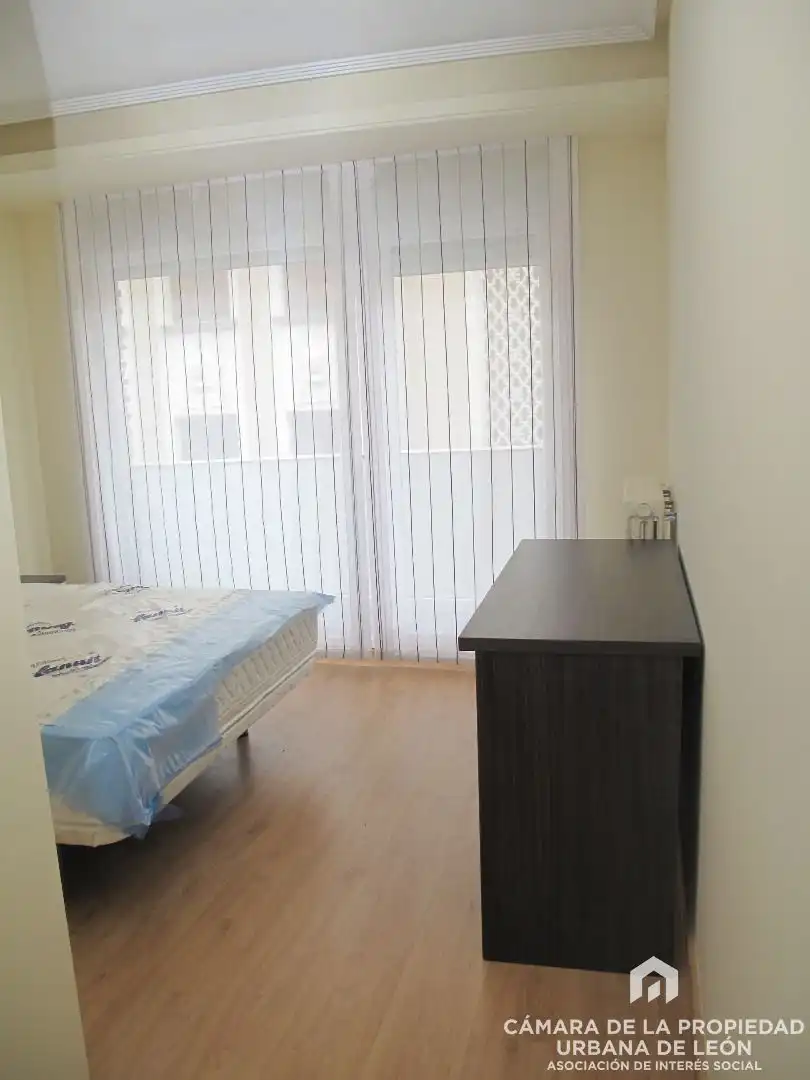 Habitación de Piso de alquiler en León Capital  con Calefacción, Terraza y Amueblado