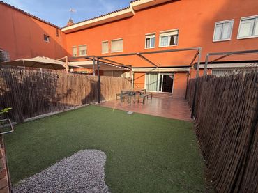 Adossat amb jardí en venda a Castellbisbal