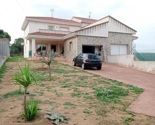 Vista exterior de Casa o xalet en venda en San Martín de Valdeiglesias amb Aire condicionat i Terrassa