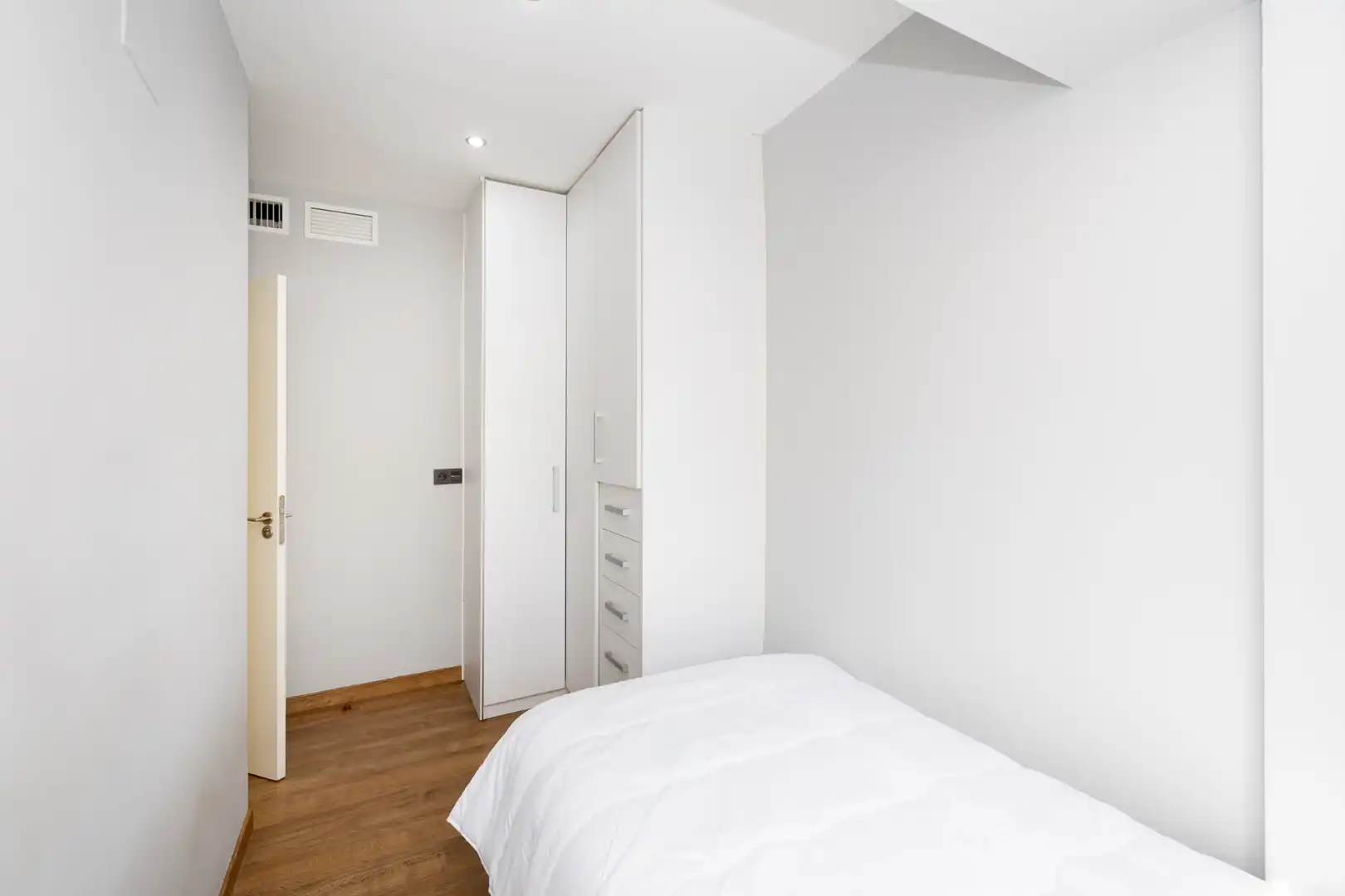 Habitación de Piso de alquiler en Granada con Aire acondicionado, Calefacción y Amueblado