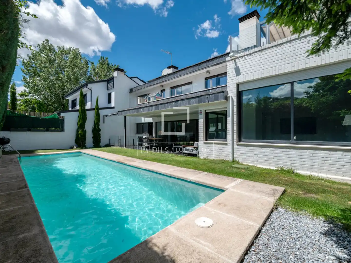 Vista exterior de Casa o xalet en venda en La Moraleja amb Aire condicionat, Calefacció i Jardí privat