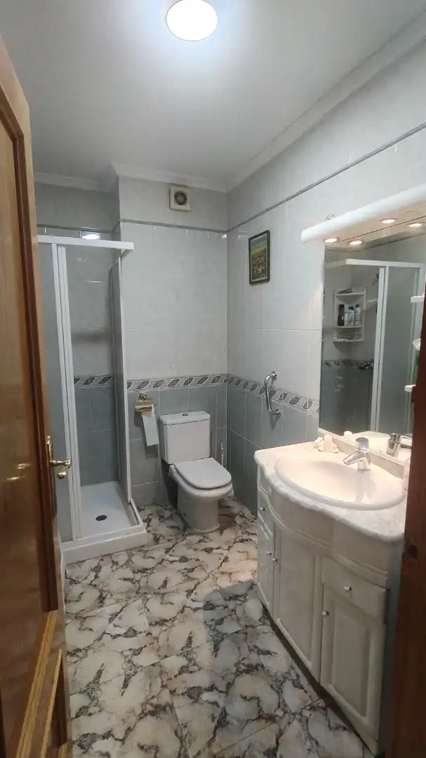 Bany de Casa o xalet en venda en Baza amb Moblat, Forn i Rentadora