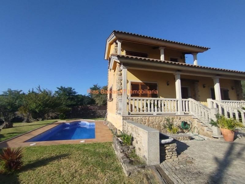 Vista exterior de Casa o xalet en venda en Redondela amb Jardí privat, Parquet i Terrassa