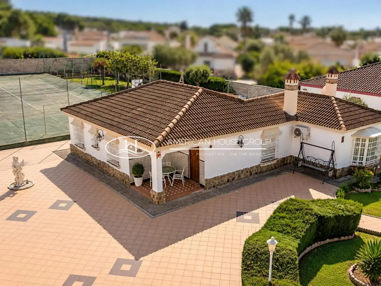 Vista exterior de Casa o xalet en venda en Chiclana de la Frontera amb Aire condicionat, Jardí privat i Traster