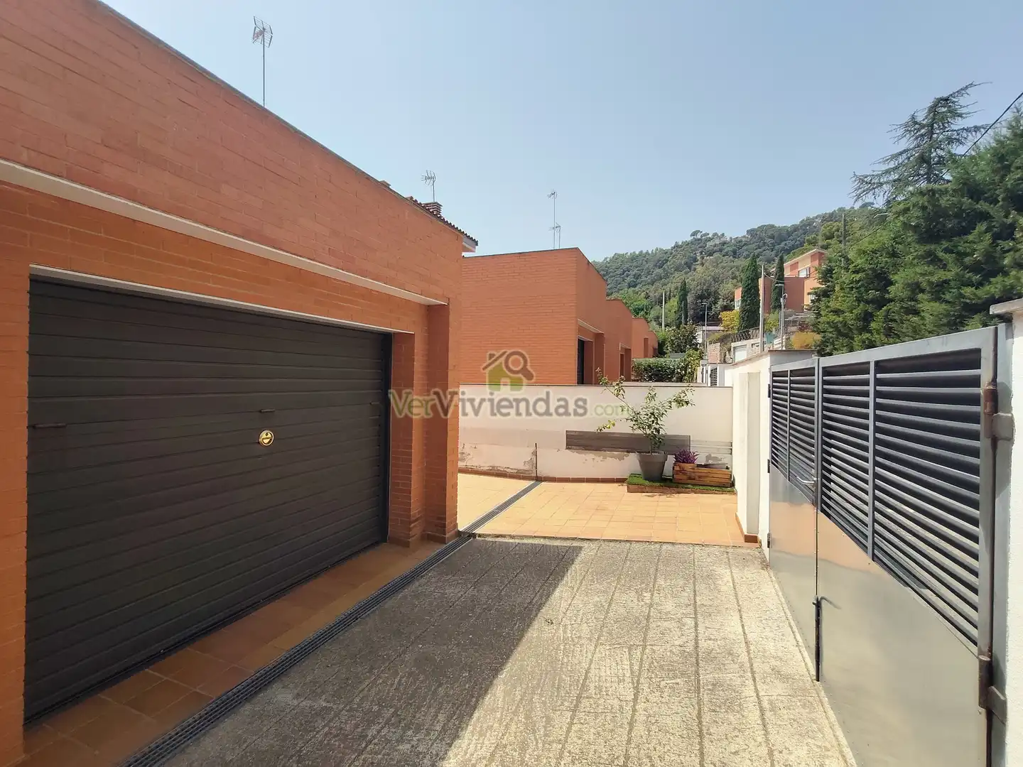 Vista exterior de Casa adosada en venda en Castellar del Vallès amb Calefacció, Jardí privat i Terrassa
