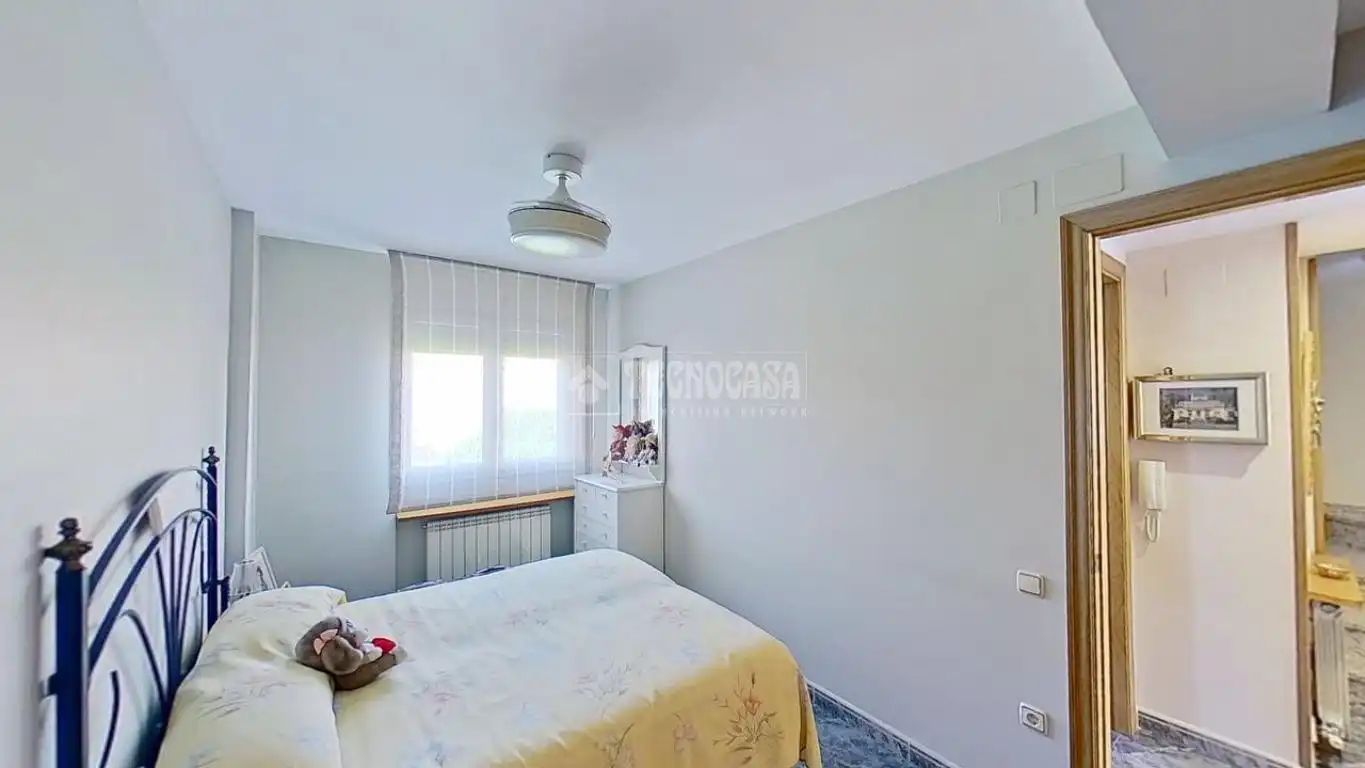 Habitación de Casa adosada en venta en Manresa