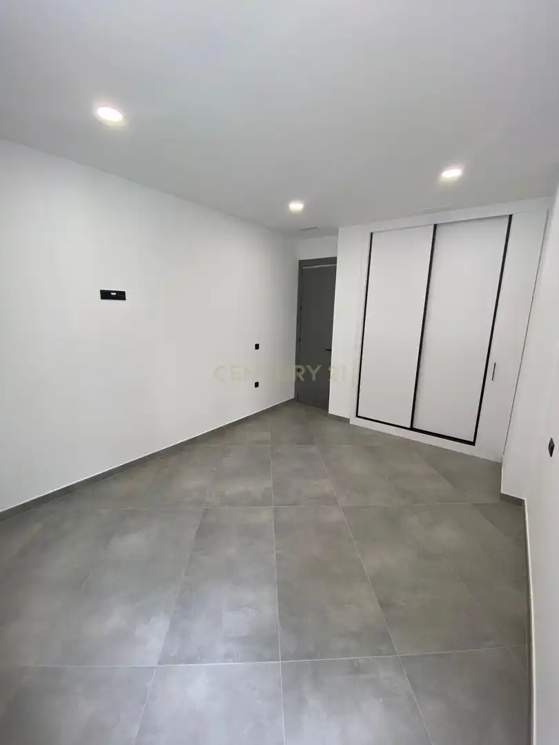 Flat for sale in Granada  with Air Conditioner and Swimming Pool