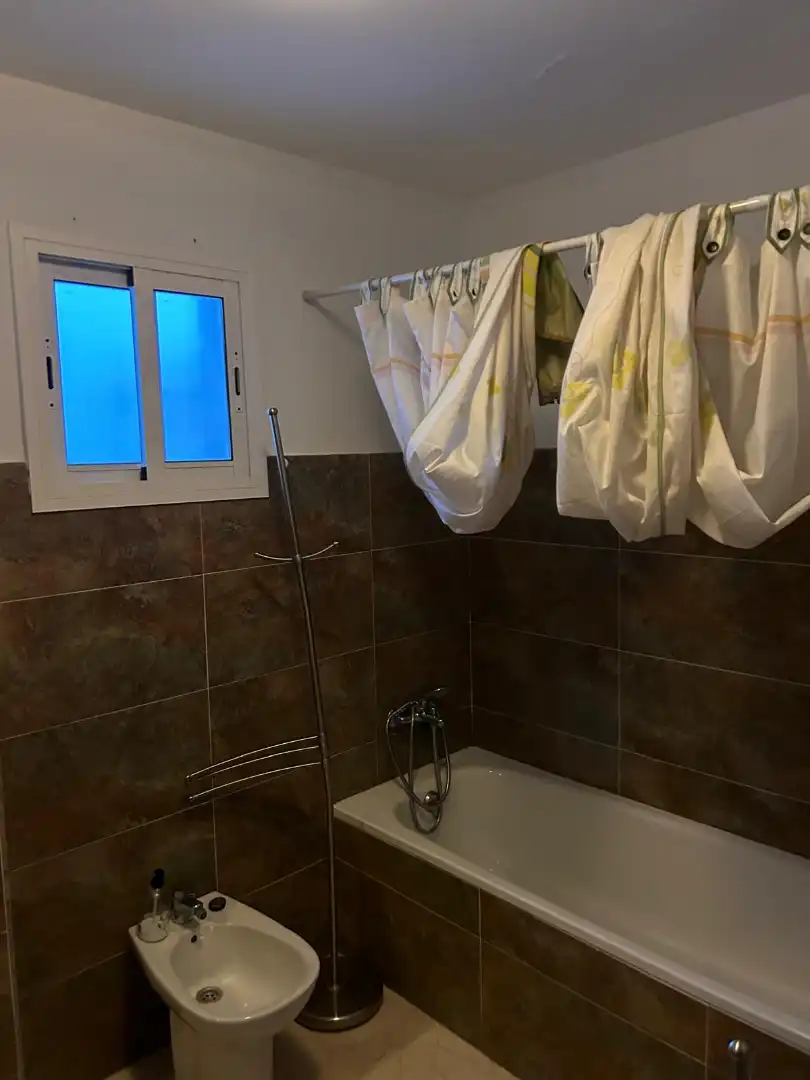 Badezimmer von Wohnung zur Miete in Dos Hermanas mit Klimaanlage und Möbliert