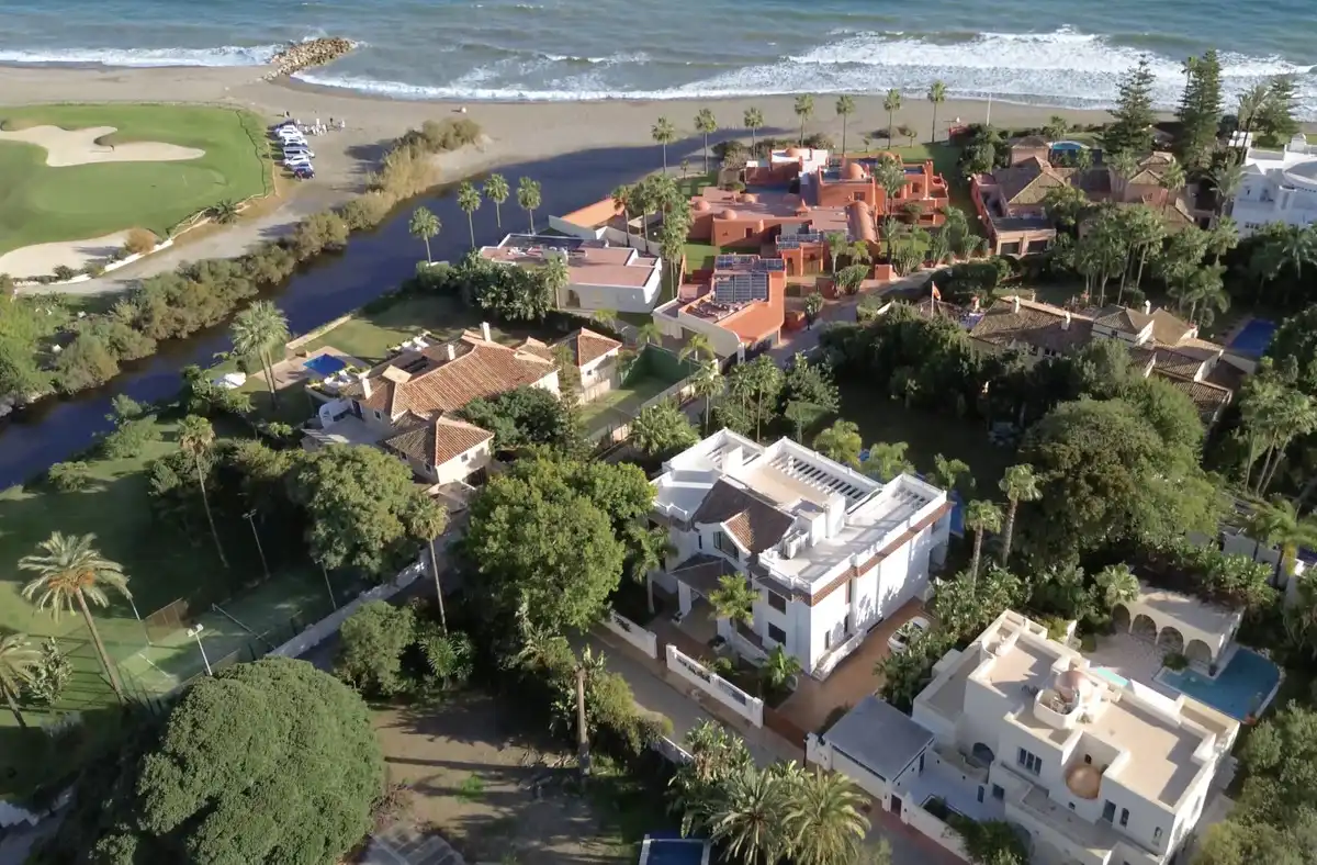 Vista exterior de Casa adosada en venda en Estepona amb Terrassa, Traster i Jacuzzi
