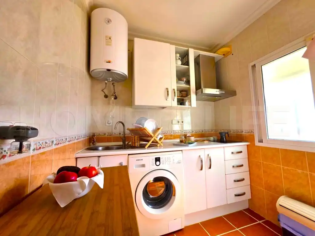 Cuina de Apartament en venda en Torremolinos amb Jardí privat, Piscina i Piscina comunitària