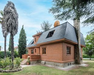 Vista exterior de Casa o xalet en venda en Boadilla del Monte amb Aire condicionat, Calefacció i Jardí privat