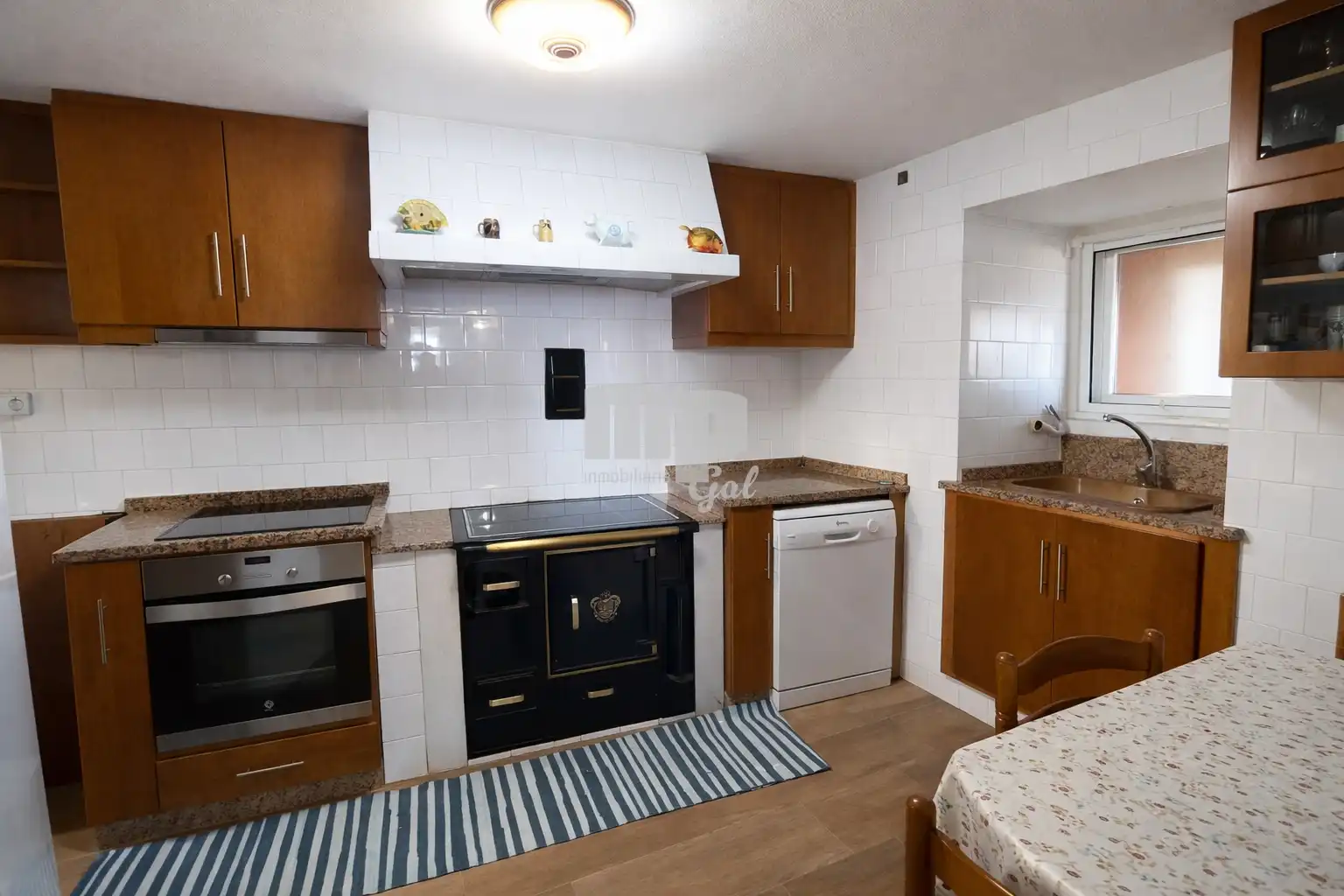 Cocina de Casa adosada en venta en Covelo con Jardín privado, Terraza y Trastero