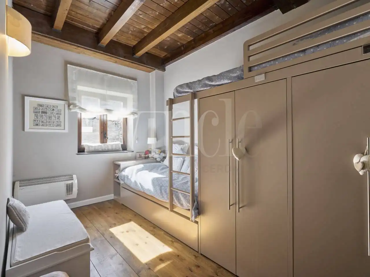 Dormitori de Casa adosada en venda en Isòvol amb Calefacció, Parquet i Terrassa