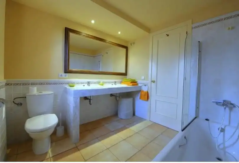 Baño de Dúplex en venta en Navata con Calefacción, Trastero y Piscina comunitaria