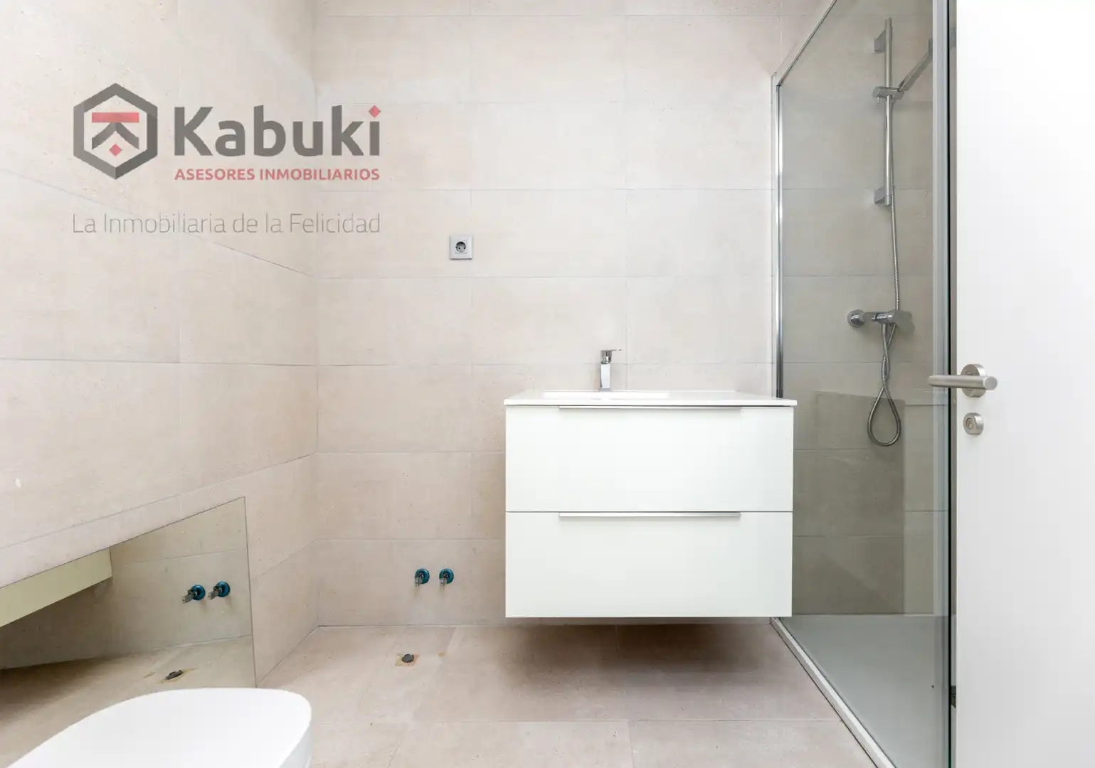 Bathroom of Flat for sale in Granada  with Private garden, Terrace and Storage room