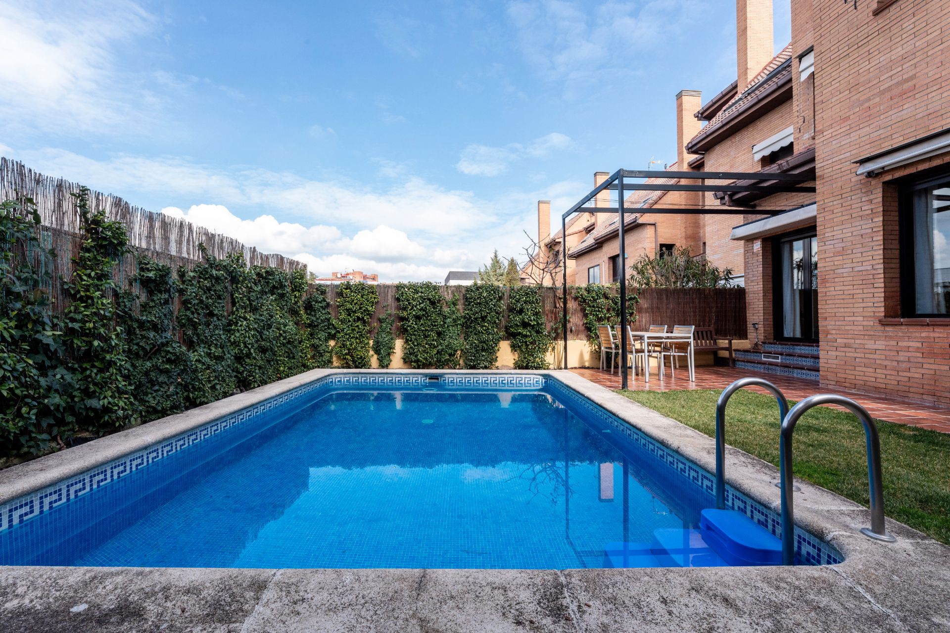 Swimming pool of Single-family semi-detached for sale in  Madrid Capital  with Air Conditioner, Private garden and Terrace