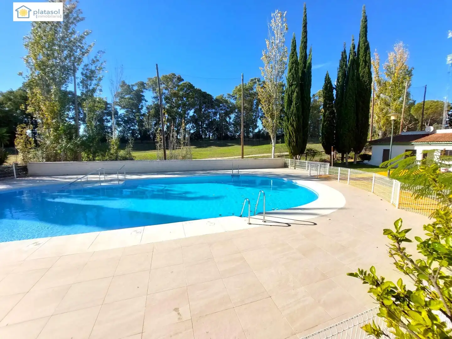 Piscina de Casa adosada en venda en Guillena amb Aire condicionat, Calefacció i Jardí privat