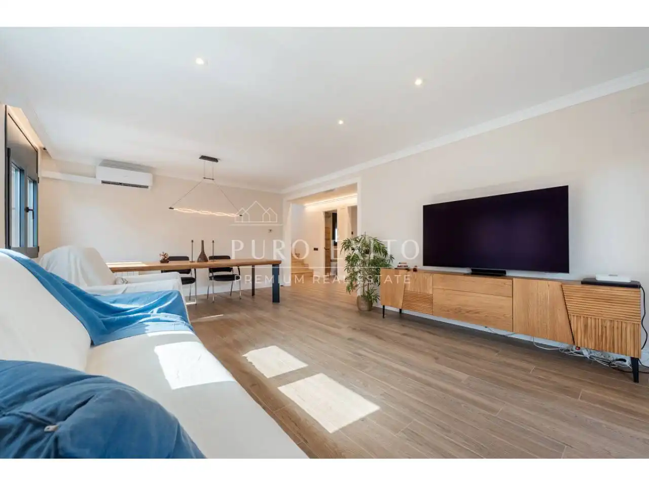 Living room of Houses for sale in Cambrils  with Air Conditioner, Private garden and Parquet flooring