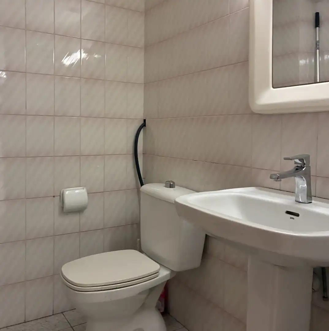 Baño de Local de alquiler en Girona con Aire acondicionado
