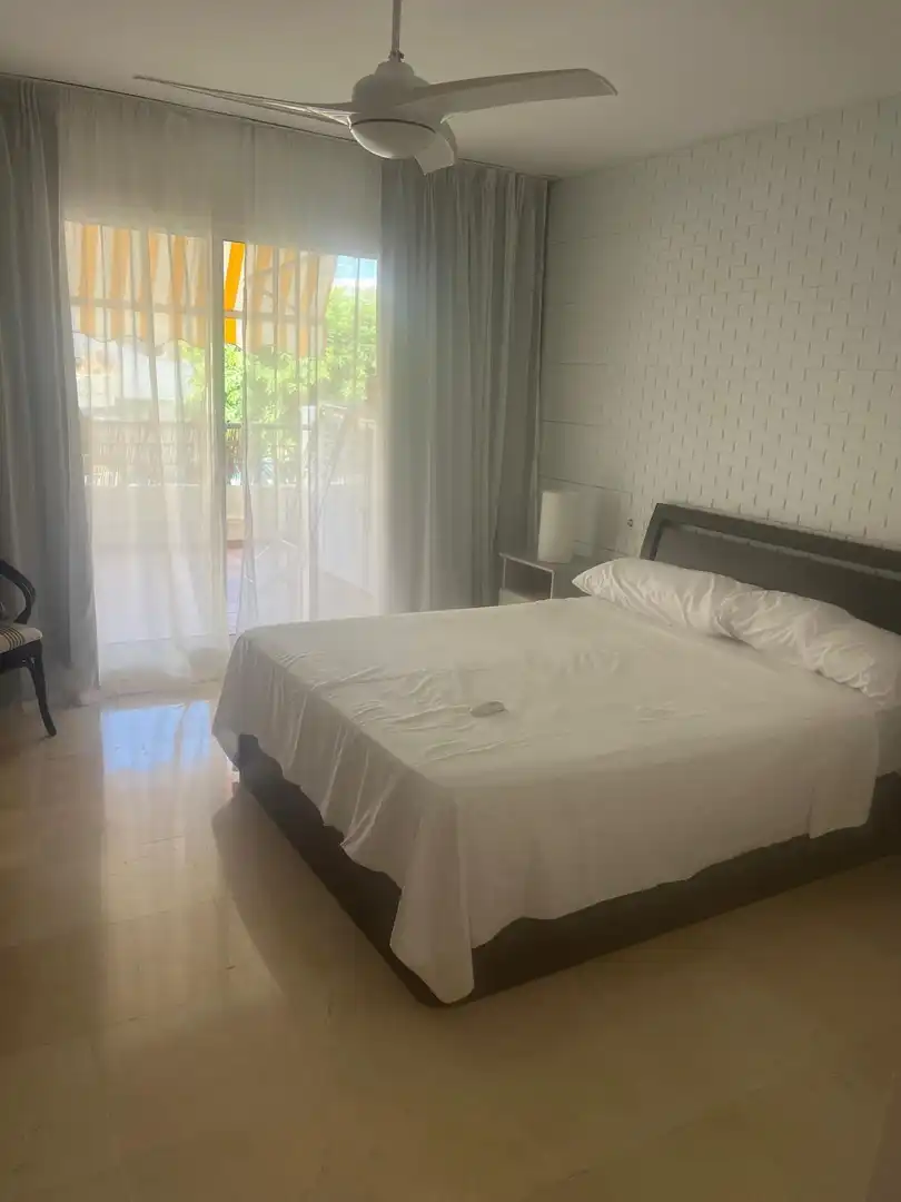 Habitación de Apartamento de alquiler en Marbella con Aire acondicionado, Terraza y Trastero