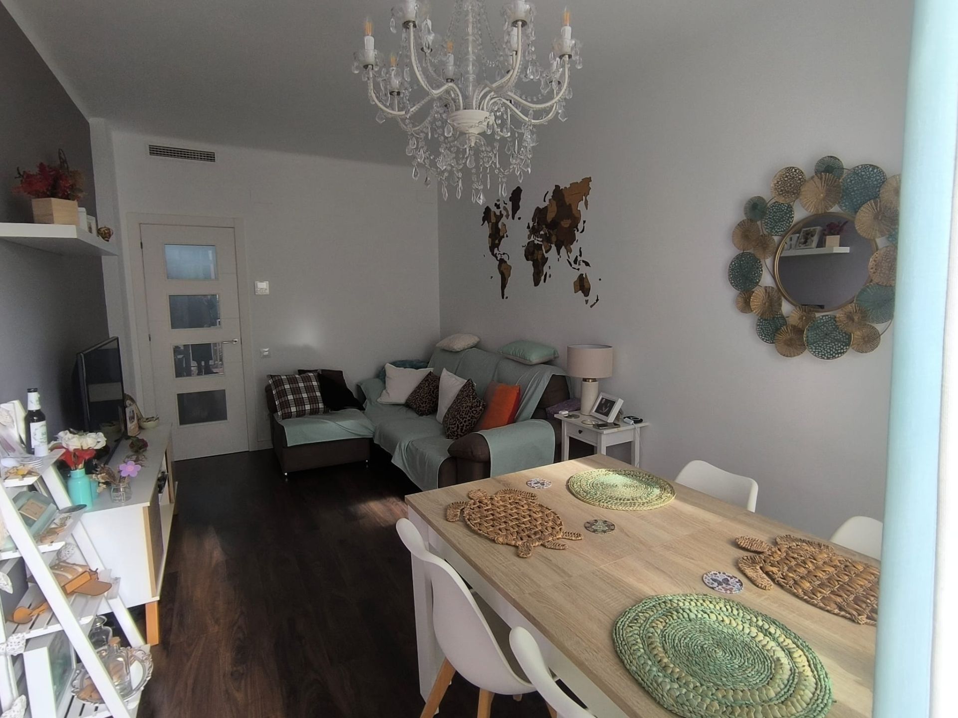 Sala d'estar de Pis en venda en L'Hospitalet de Llobregat amb Aire condicionat, Calefacció i Parquet