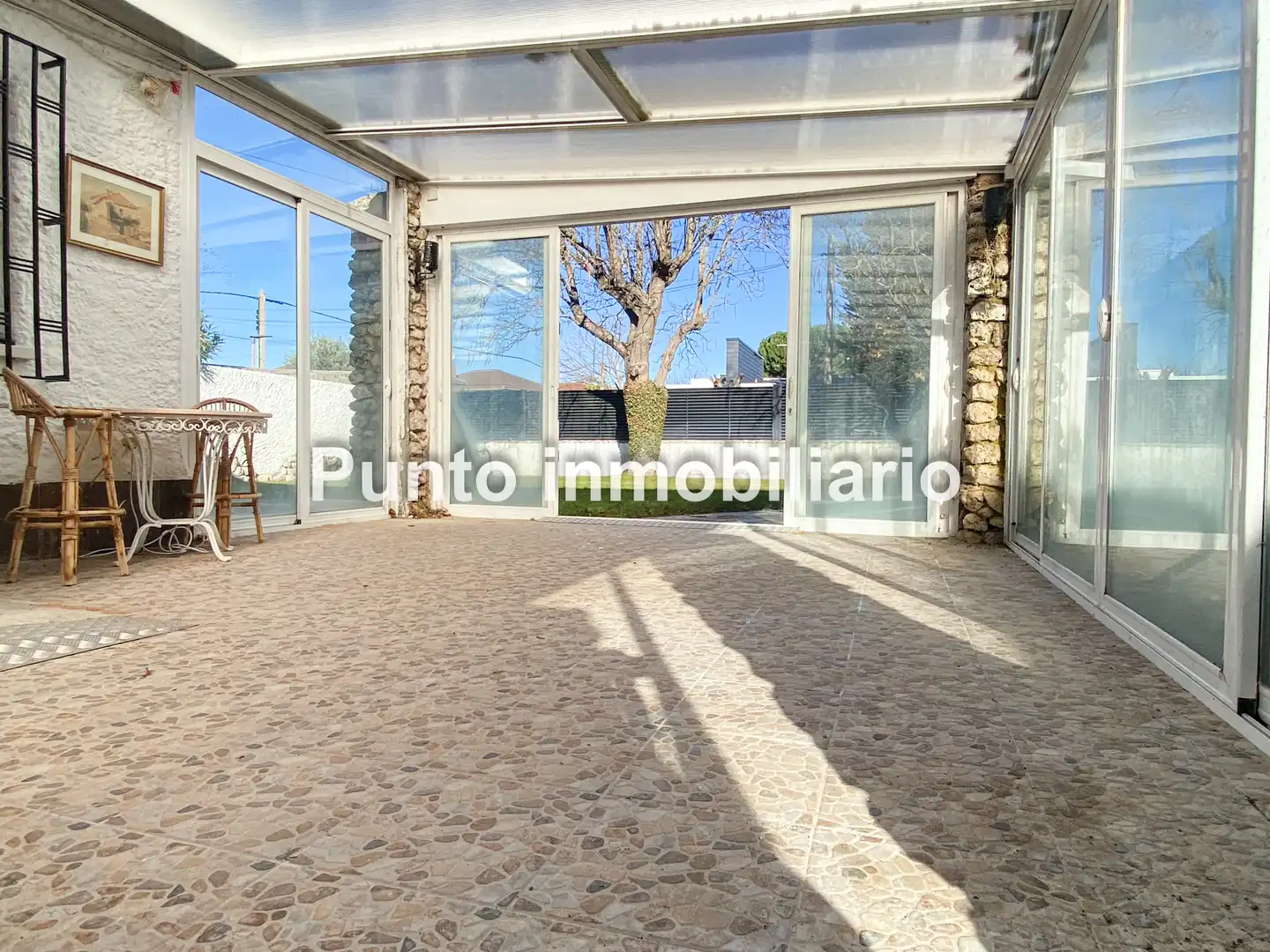 Vista exterior de Casa adosada en venta en Tudela de Duero con Calefacción, Jardín privado y Terraza