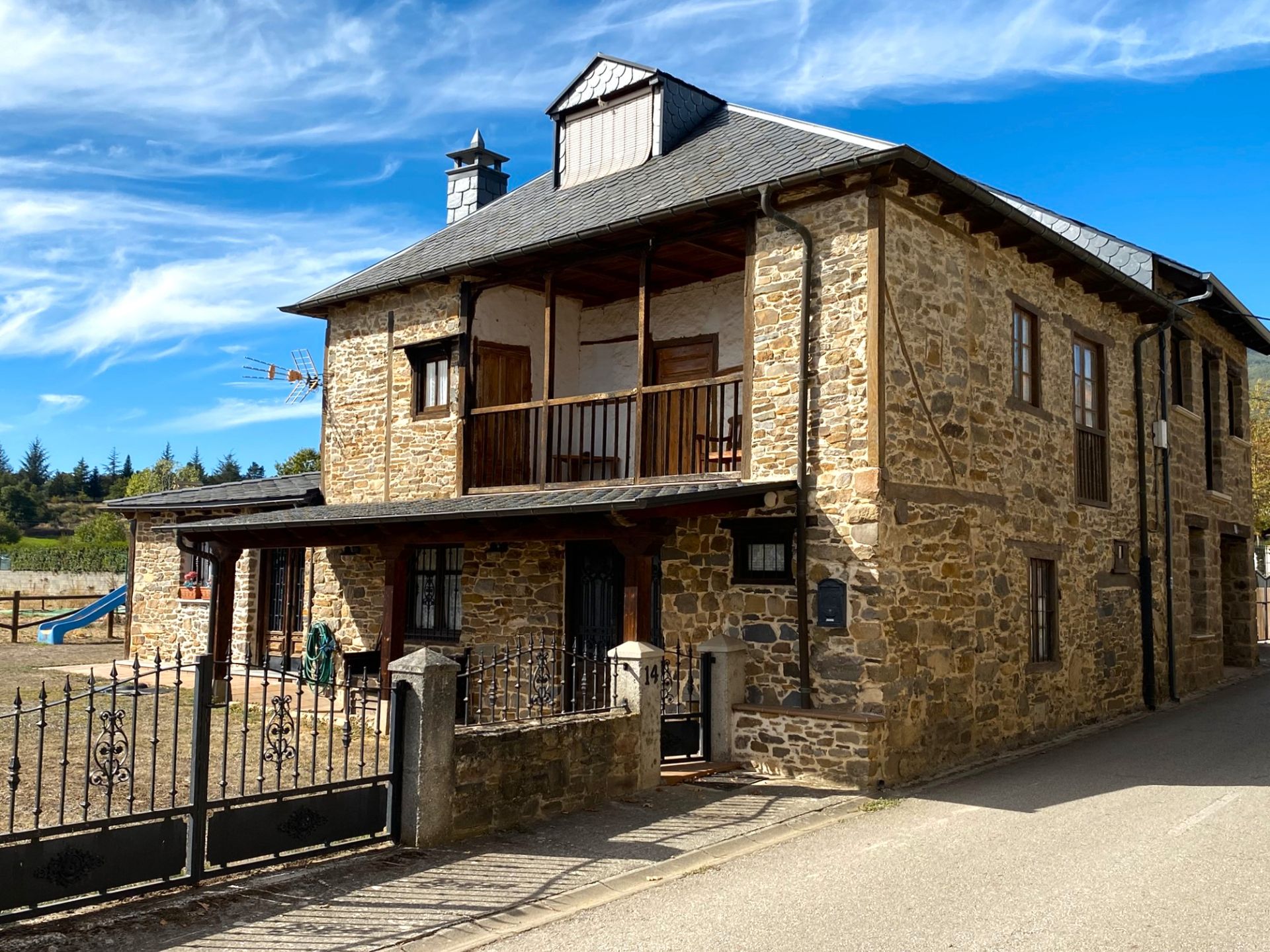 Vista exterior de Casa o chalet en venta en Noceda del Bierzo