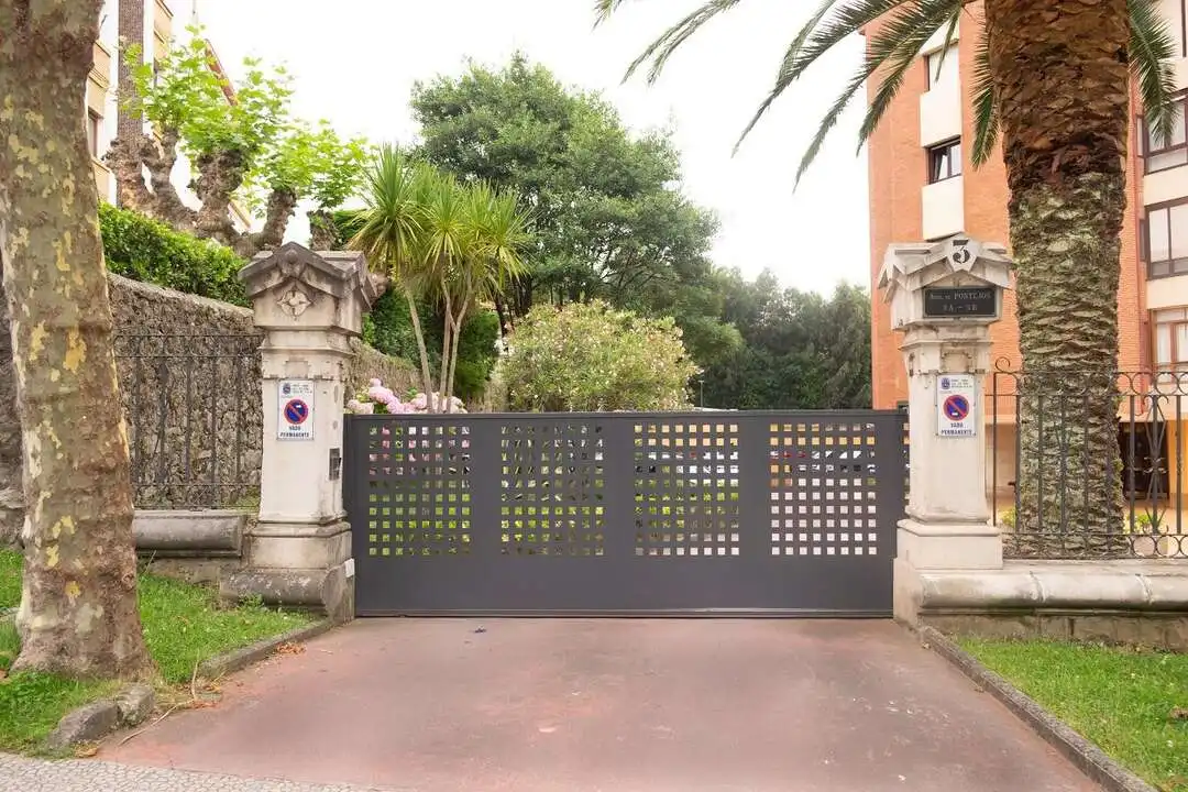 Außenansicht von Wohnung zur Miete in Santander mit Heizung und Privatgarten