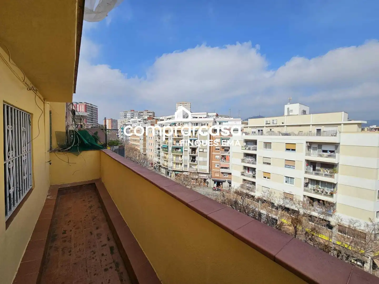 Vista exterior de Àtic en venda en L'Hospitalet de Llobregat