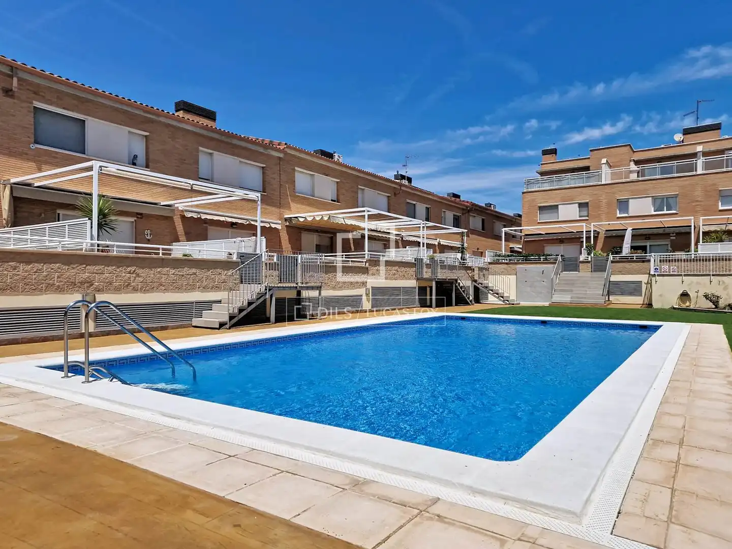Schwimmbecken von Haus oder Chalet zum Verkauf in Cubelles mit Klimaanlage, Heizung und Privatgarten