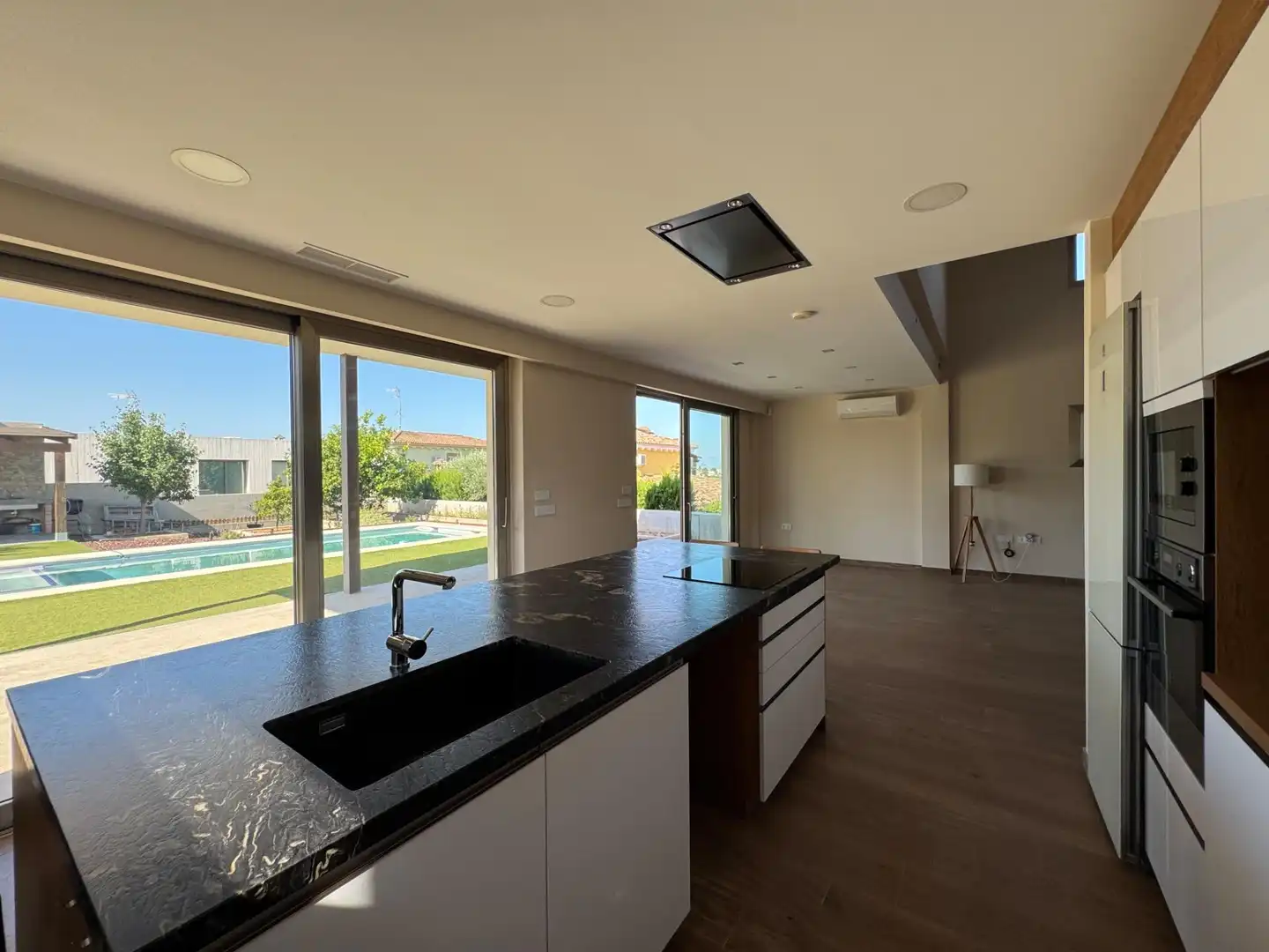 Kitchen of Houses for sale in La Pobla de Vallbona  with Air Conditioner, Private garden and Terrace