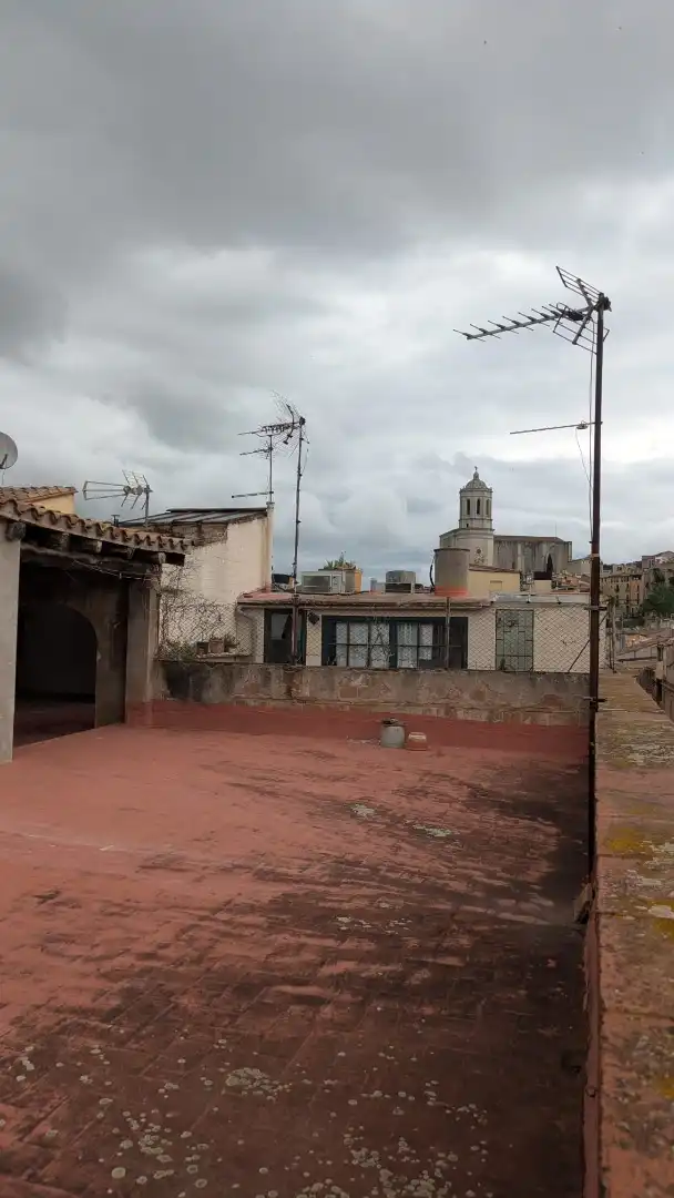 Vista exterior de Ático en venta en Girona con Trastero y Balcón