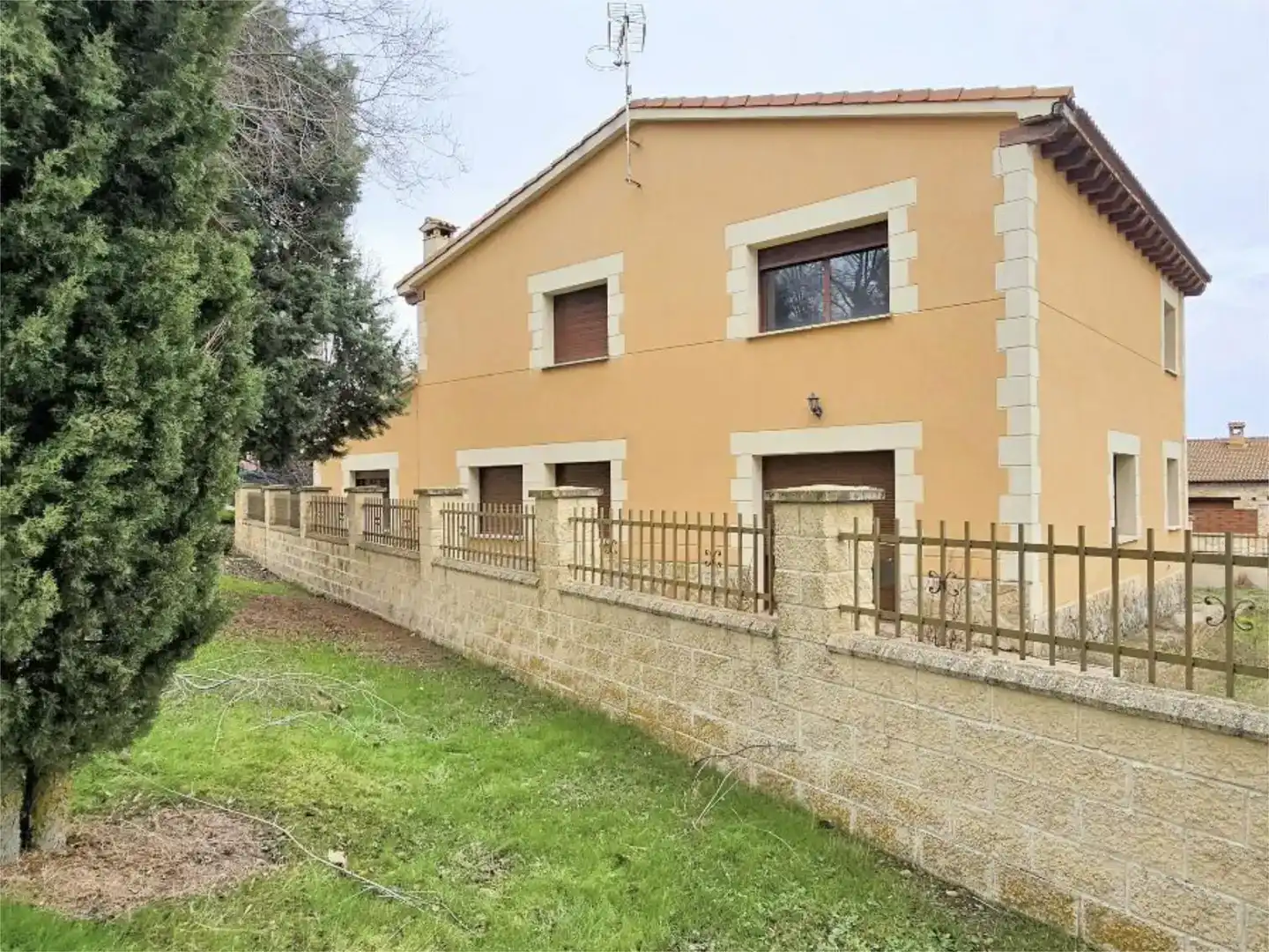 Vista exterior de Pis en venda en Campo de San Pedro amb Jardí privat