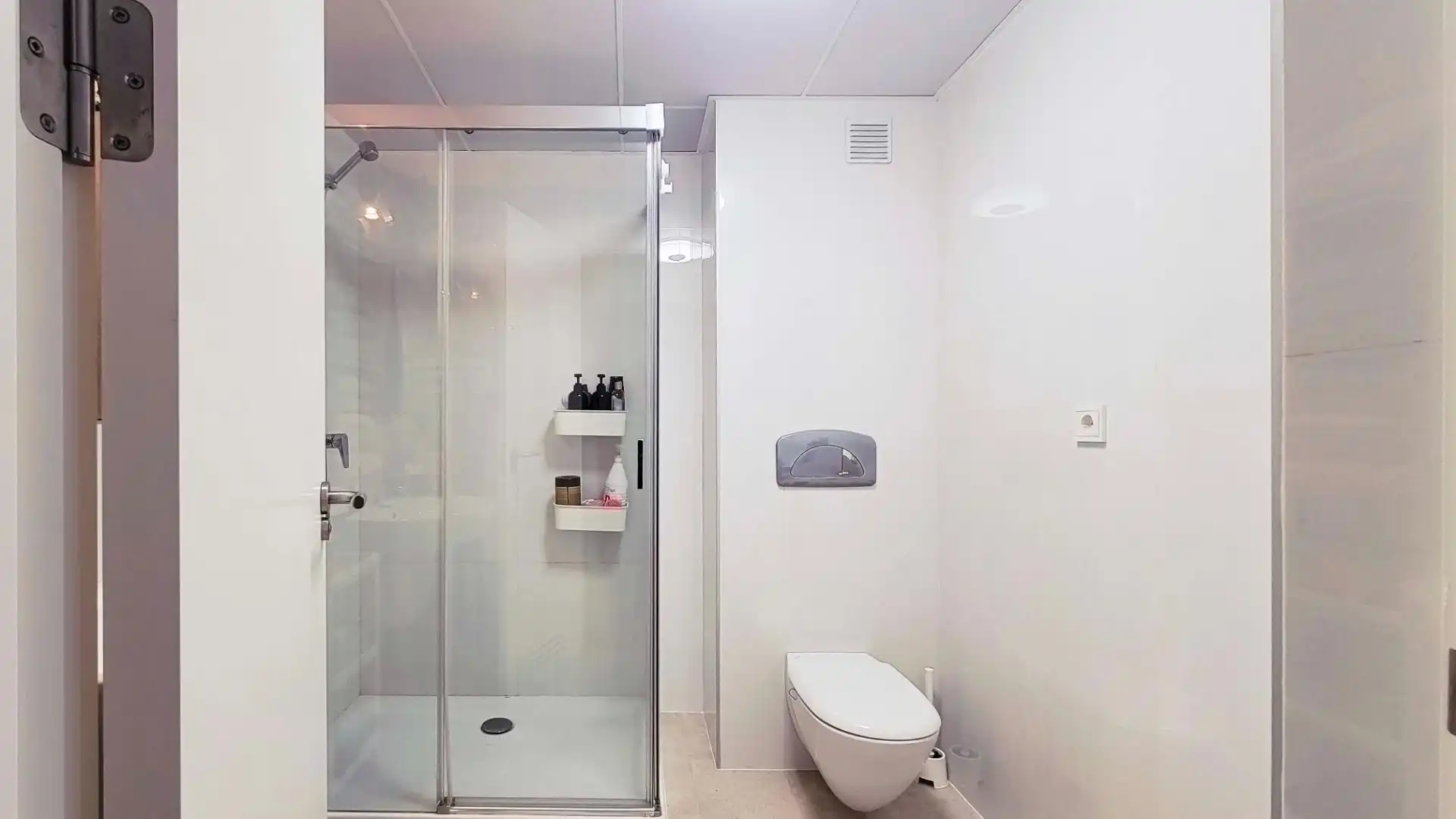 Badezimmer von Wohnungen zum Verkauf in Almería