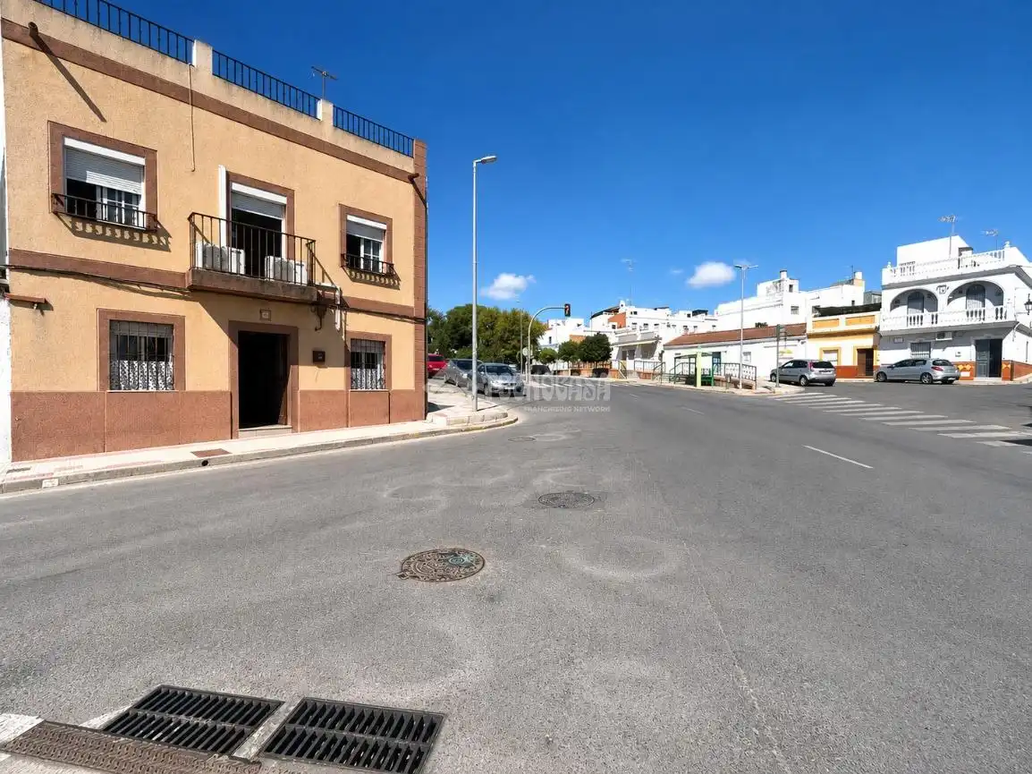 Vista exterior de Casa adosada en venda en Alcalá del Río amb Aire condicionat i Balcó
