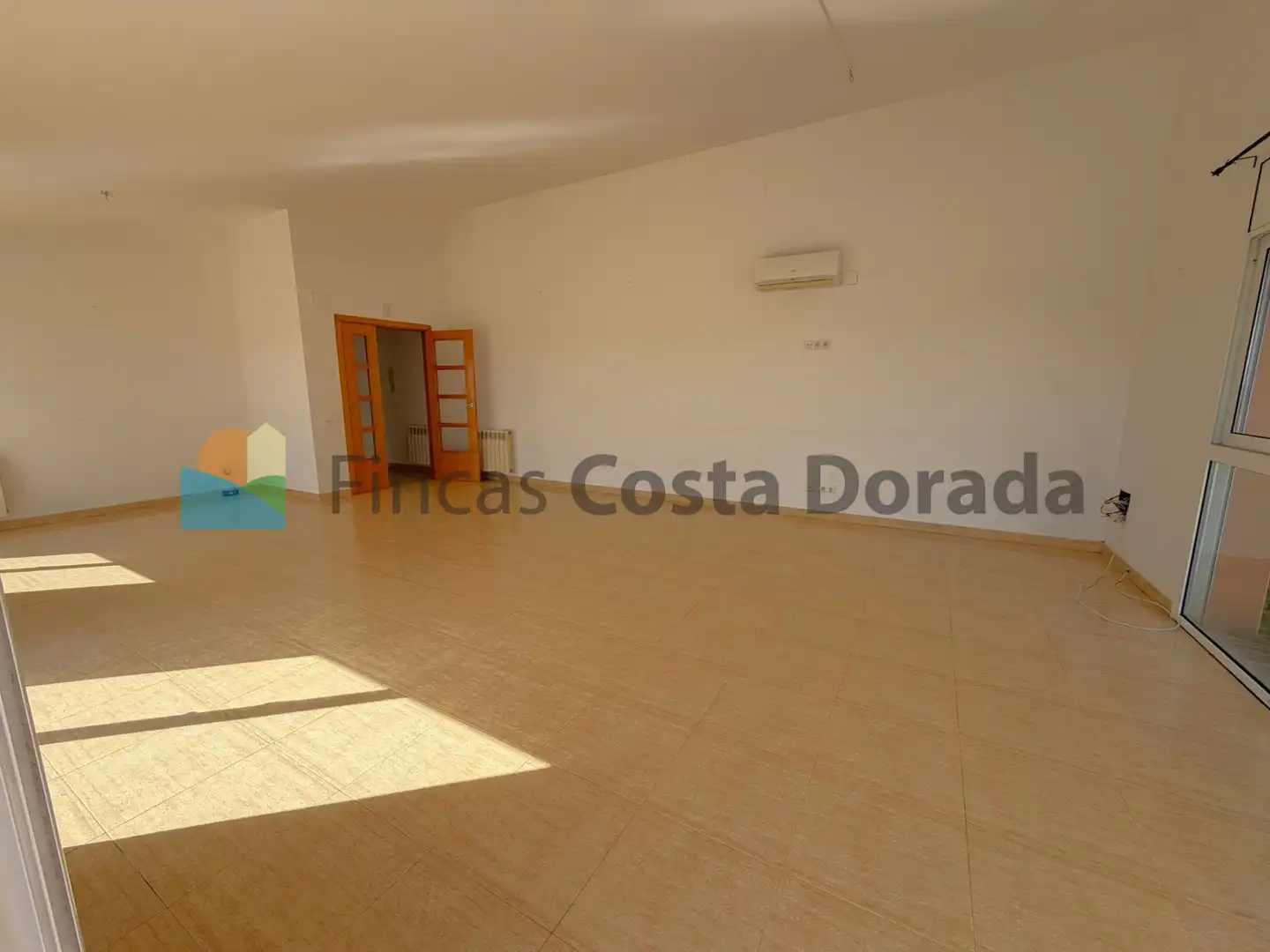 Sala d'estar de Casa o xalet en venda en Cubelles amb Aire condicionat, Calefacció i Jardí privat