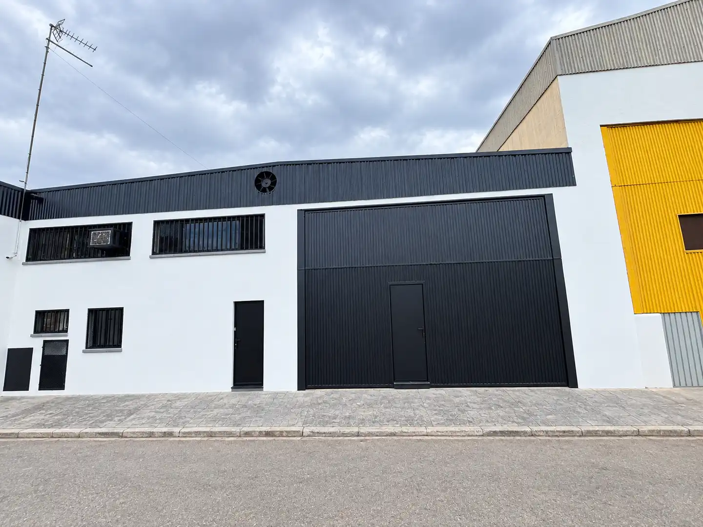 Exterior view of Industrial buildings for rent in Quart de Poblet