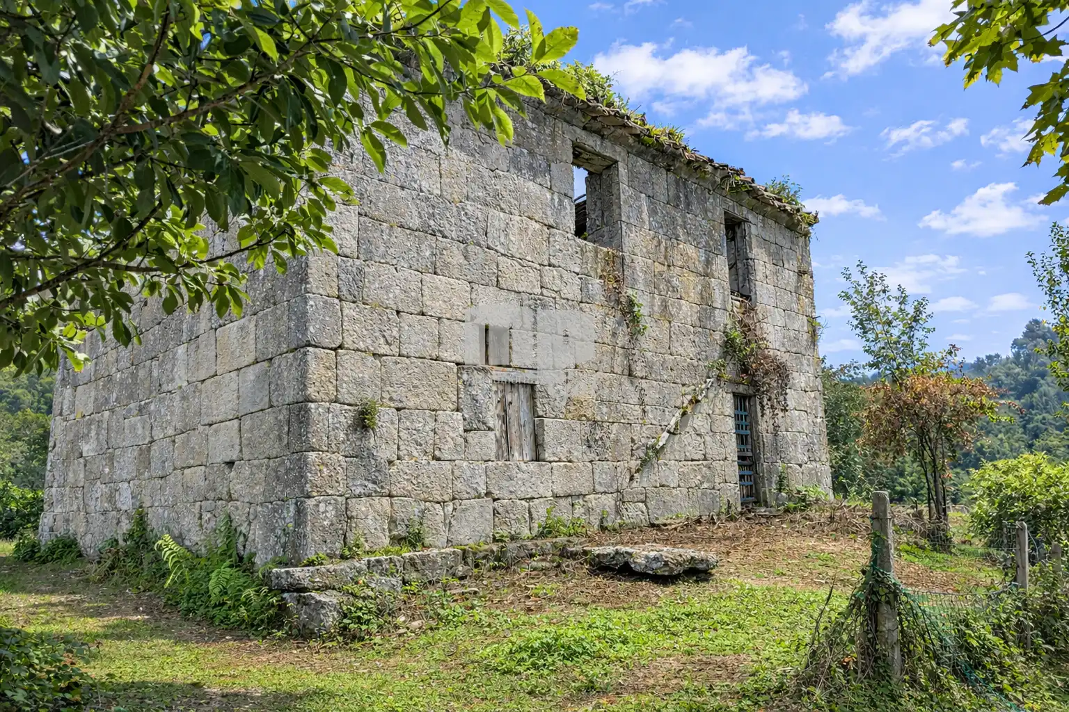 Vista exterior de Finca rústica en venda en Redondela amb Jardí privat