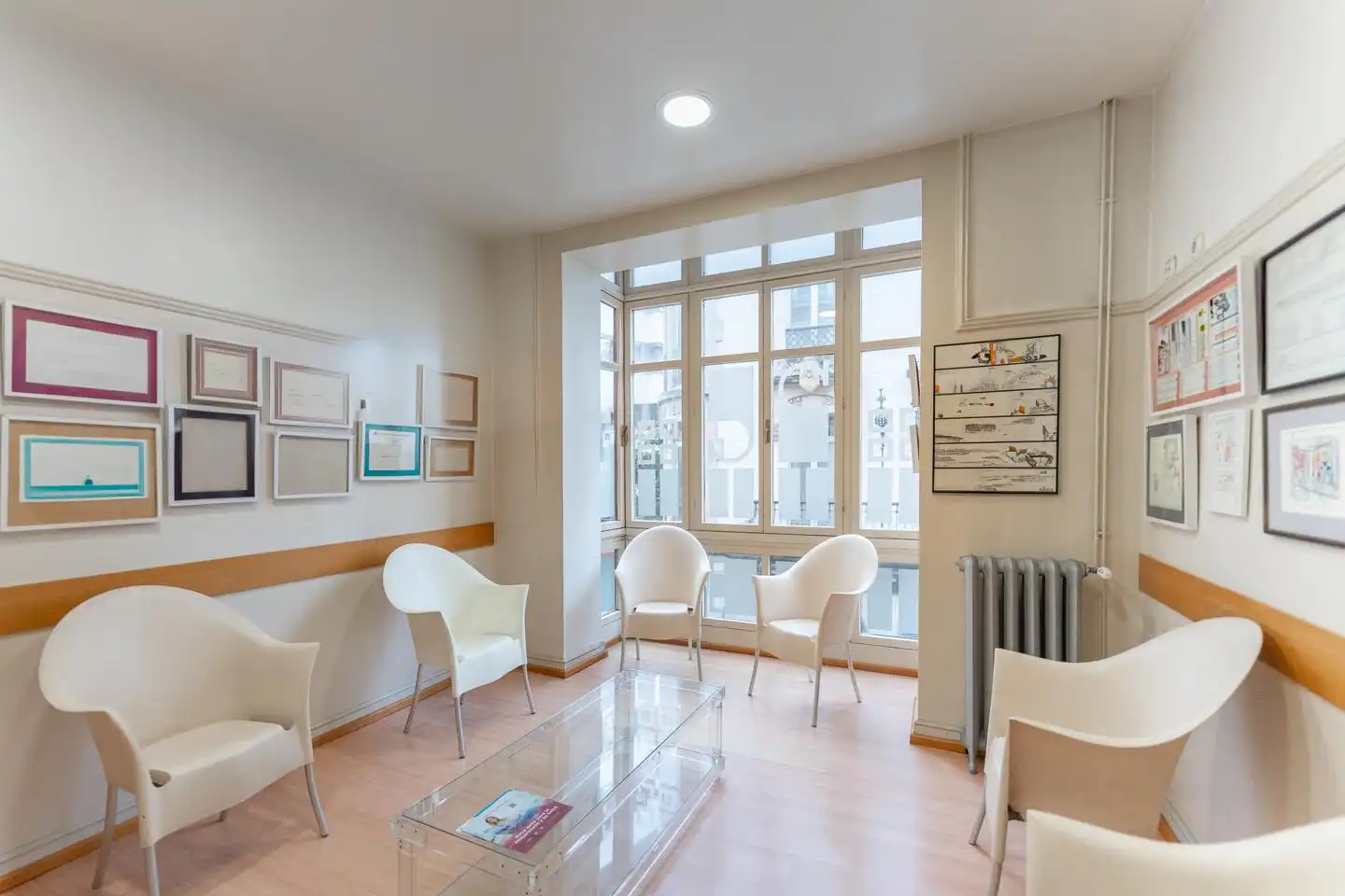 Sala d'estar de Oficina de lloguer en Gijón  amb Calefacció i Moblat