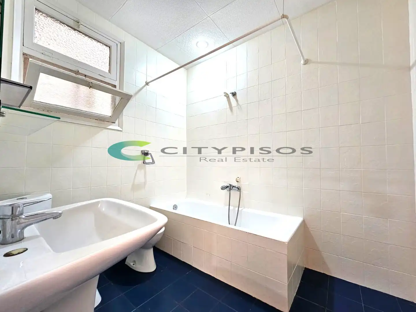 Bathroom of Flat for sale in Barcelona  with Heating, Parquet flooring and Oven
