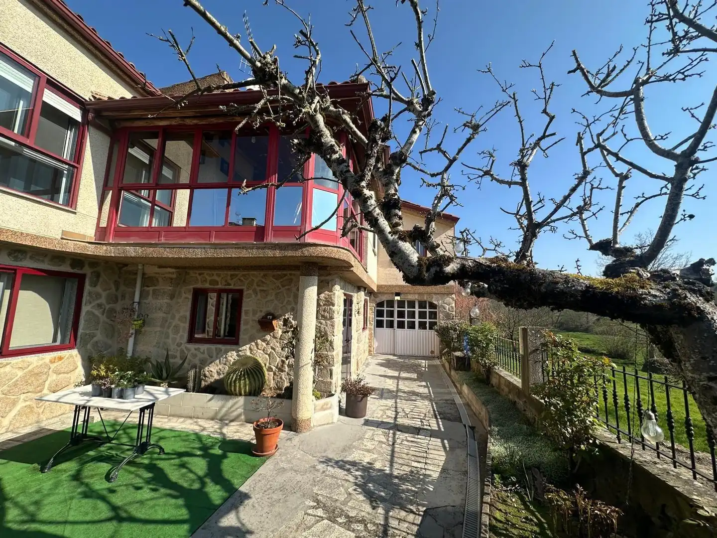Vista exterior de Casa o xalet en venda en Allariz amb Calefacció, Jardí privat i Moblat